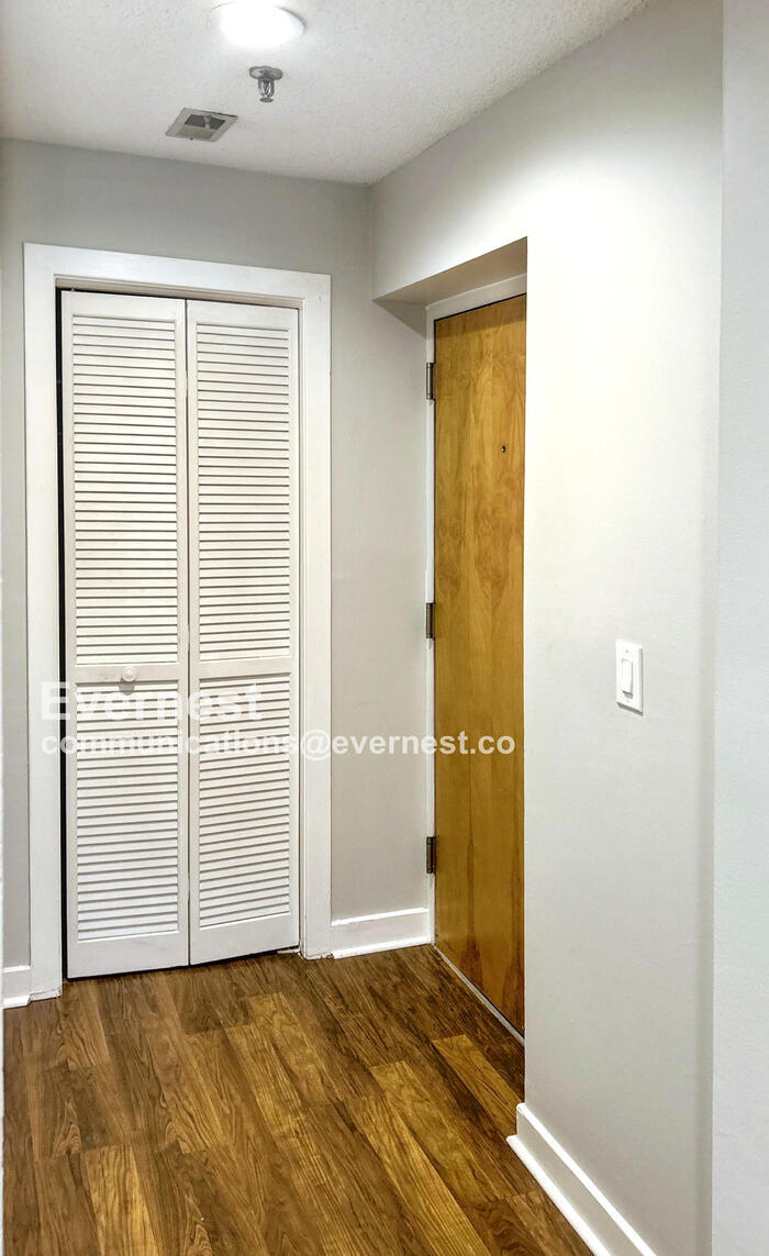 Building Photo - 315 N Spruce St