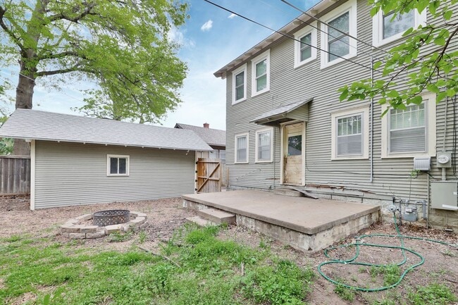 Building Photo - 420 S Green St