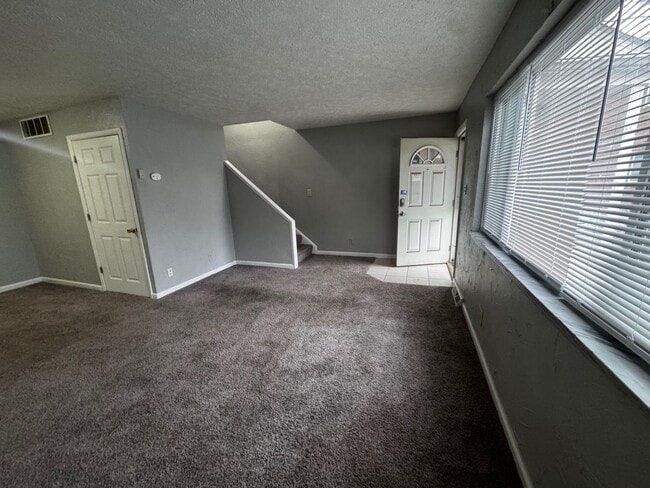 Building Photo - Charming 2-Bedroom Property in Prime Location
