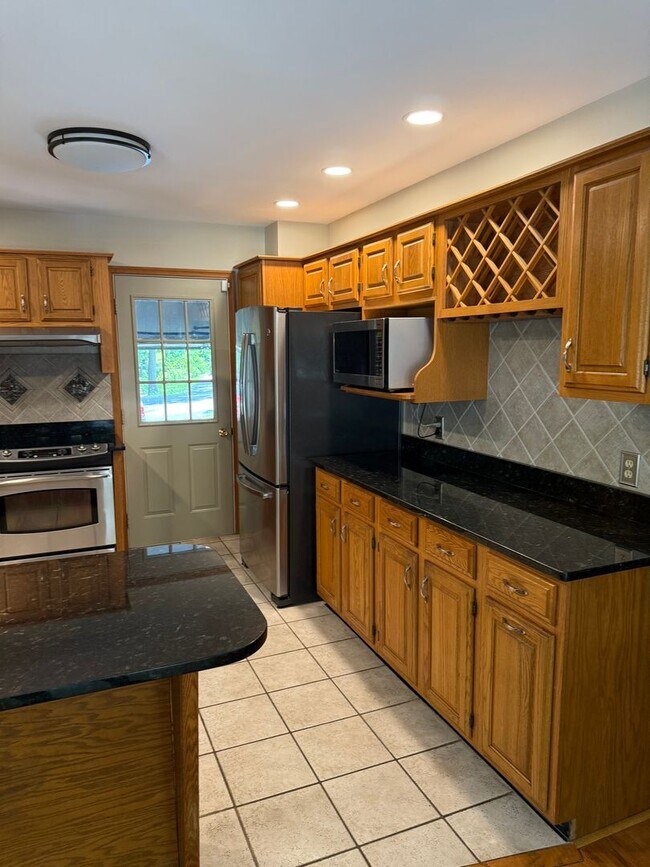 Building Photo - 1531 E Strohm Dr