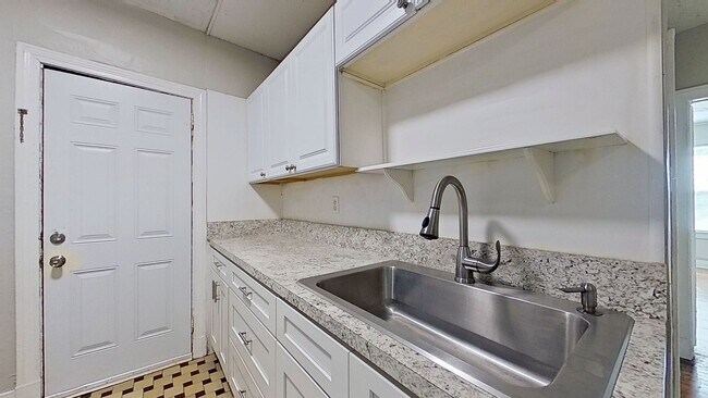 Building Photo - Cozy Upstairs Retreat in Prime San Marco Location!