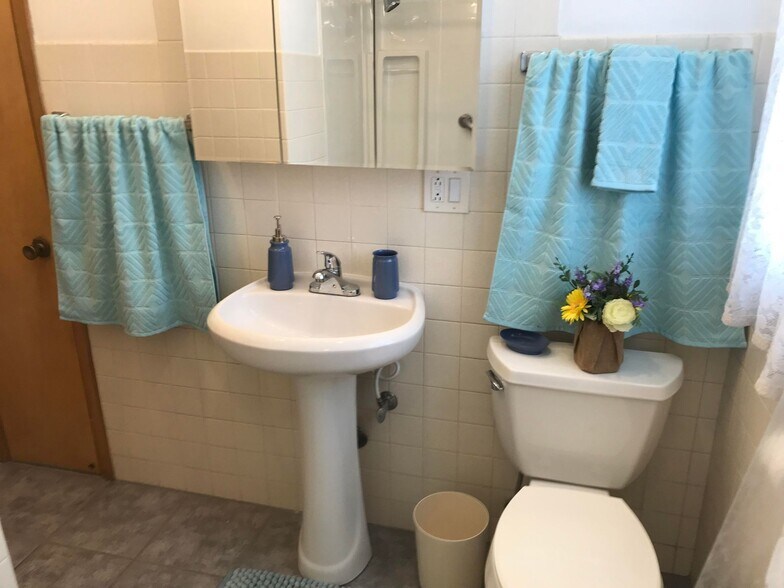 Building Photo - 782 N Van Auken St