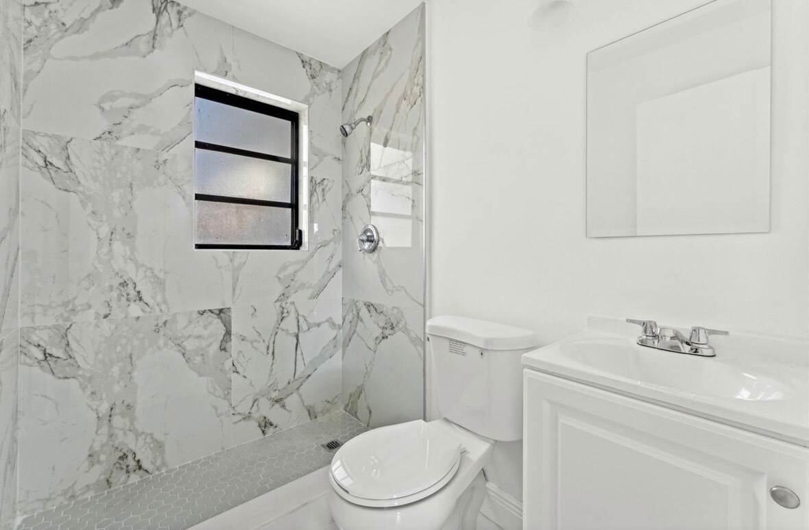 Building Photo - 230 SW 13th Ave