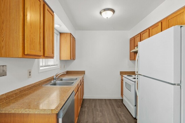 Building Photo - Updated 2 Bedroom, 1 Bathroom Duplex in the Heart of North Portland