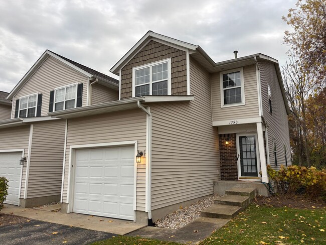 Grand Ridge condo available now. Forest Hills Eastern Schools. - Grand Ridge condo available now.  Forest Hills Eastern Schools.