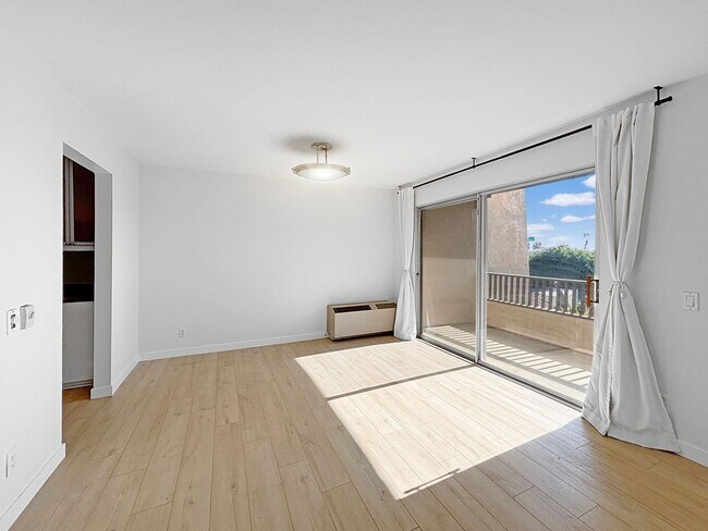 Building Photo - Charming & Spacious 2BD/2BA Condo in Bay P...