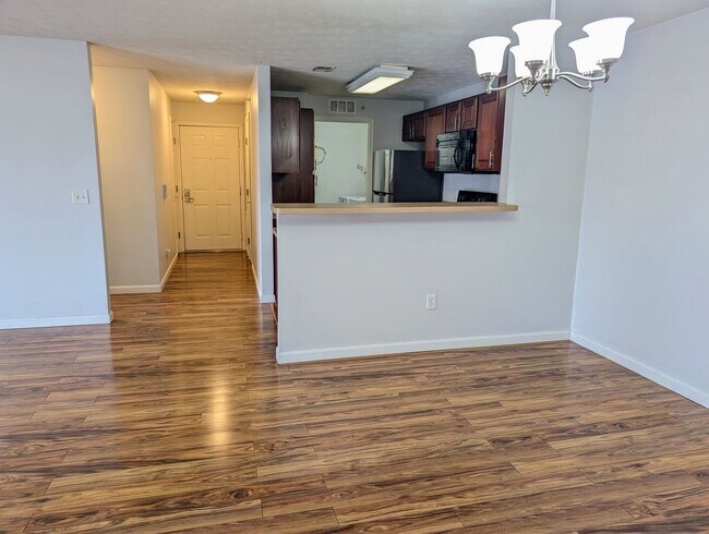 Building Photo - AVAILABLE NOW- Convenient 2 Bed/2 Full Bath Condo in Beavercreek!