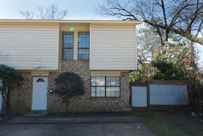 Building Photo - 128 Hayter St