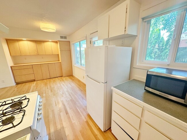 Building Photo - Beautiful 1-bedroom unit (half of a duplex...