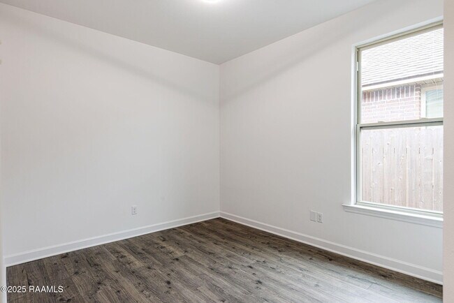 Building Photo - 326 Forest Grove Dr