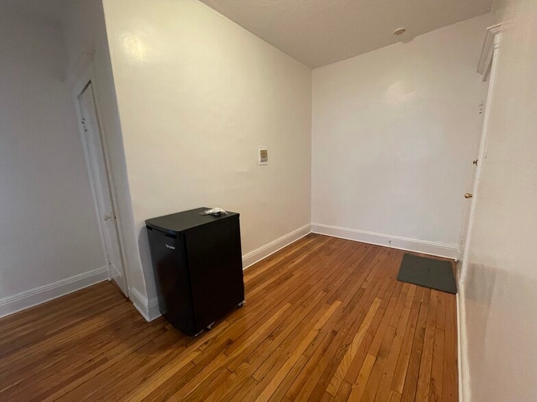 Building Photo - 4 Carol Ave