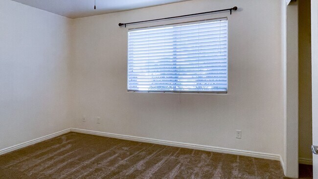 Building Photo - 4 Bedroom Treasure Valley Home Near Crimson High School