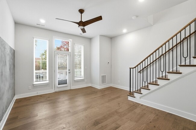 Building Photo - Modern Townhome in the Heart of Plaza Midw...