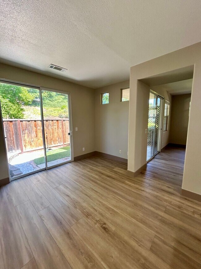 Building Photo - Remodeled and Comfortable Townhome