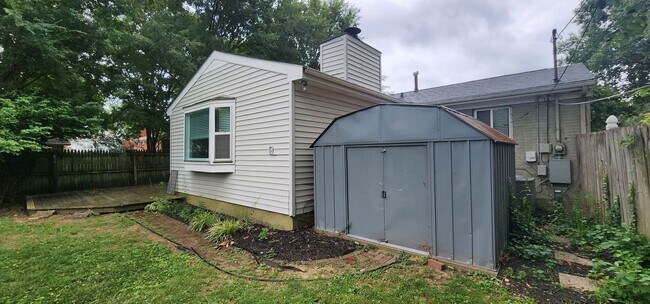 Building Photo - Check This One OUT!! To View is to Rent! 3 Bedroom, 1 Bath. Hardwood Floors, Fireplace, Tile and ...