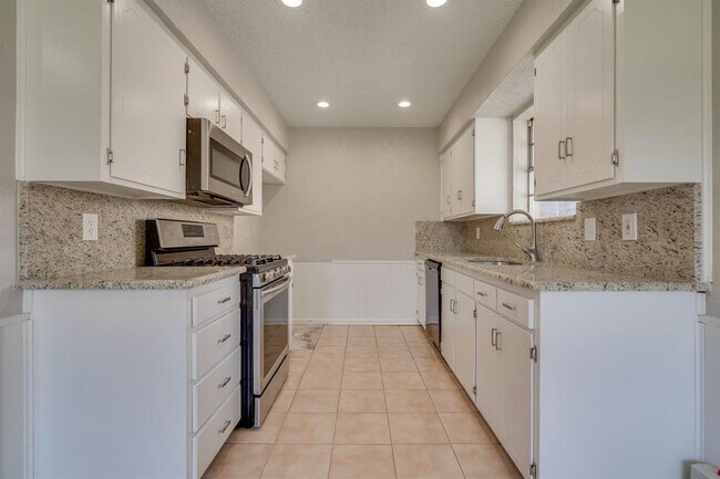Building Photo - 2500 Quail Ridge Dr