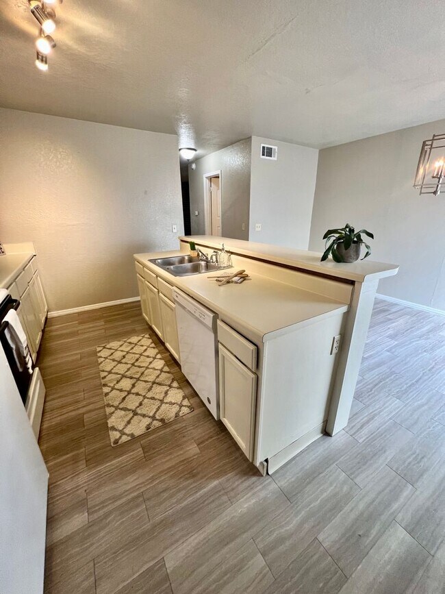 Building Photo - Norman Duplex- Bright and Modern!