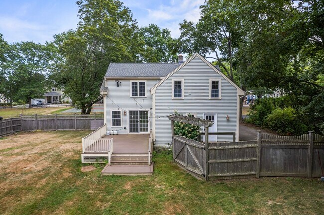 Building Photo - New England Style Farm House for RENT in P...