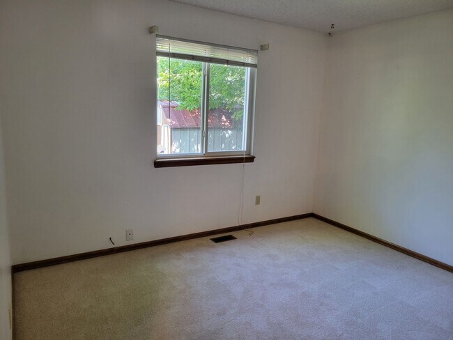 Building Photo - 4 Bed, 2.75 Bath with A/C! - MileStone Rea...