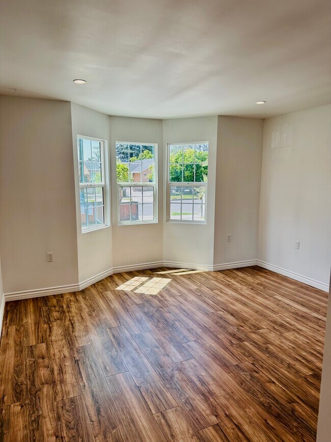 Master bed - 6712 Cedros Ave