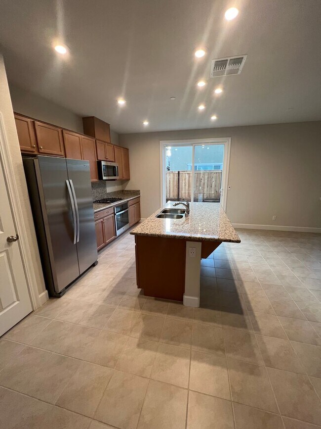 Building Photo - Newer 4 Bedroom Solar Home in Rocklin! Easy Access to I-80!