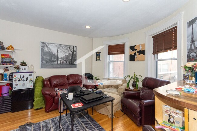 Building Photo - Avl 9/1 Huge renovated Coolidge Corner 4BR/3BA with AC!