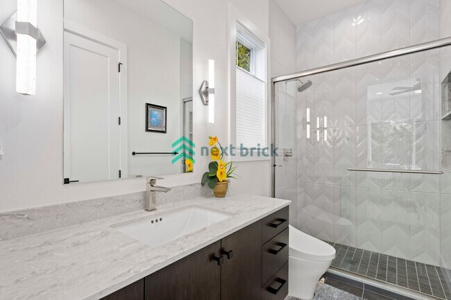 Building Photo - Luxury Meets Innovation | Stunning 5Bed, 5...
