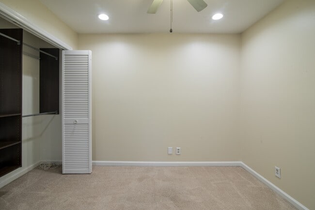 Building Photo - 807 Greenleaf Ave