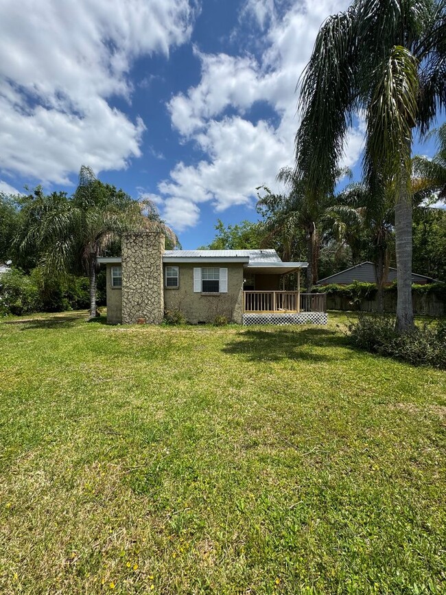 Building Photo - Freshly Renovated 3/2 Single Family in Wes...