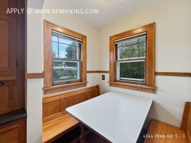 Building Photo - Exceptional 2br 1ba Lower Duplex Unit ~Dep...