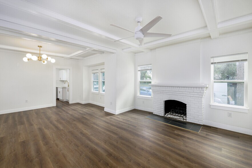 Building Photo - 644 6th Ave N