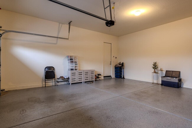 Building Photo - 1064 S Sunset Dr