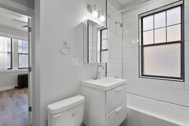 Building Photo - 7626 N Eastlake Terrace