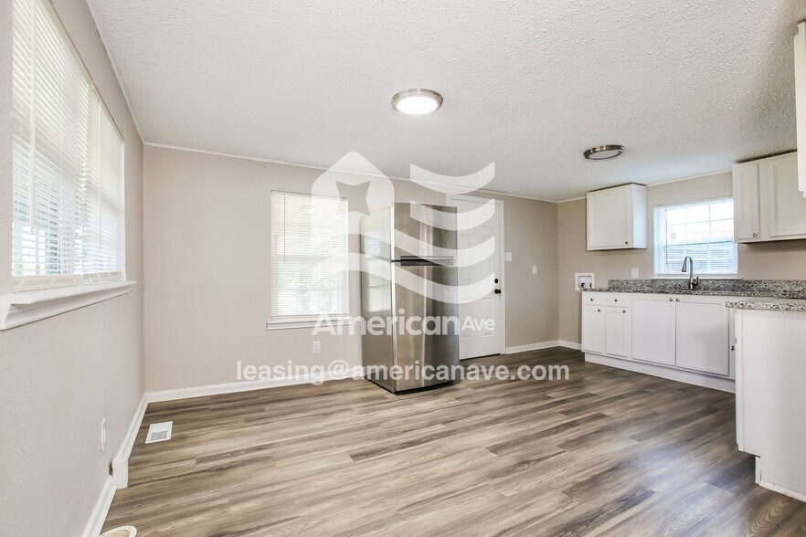 Building Photo - 2900 S Main St