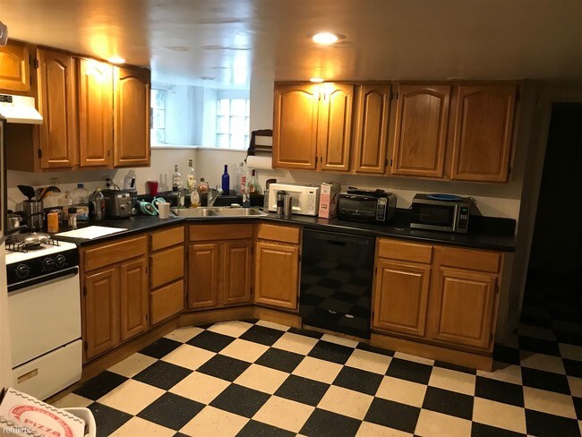 Building Photo - 4 br, 2 bath Duplex - 429 Atwood St Apt 1