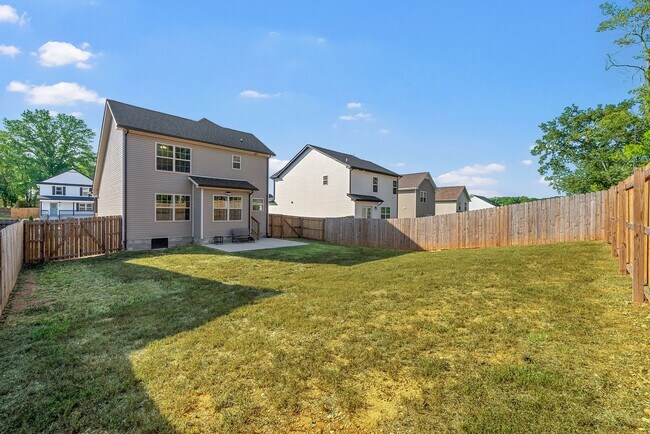 Building Photo - Like New Home Minutes from Fort Campbell!