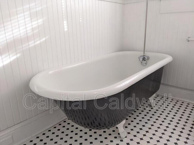 Building Photo - 304 E Hanna Ave