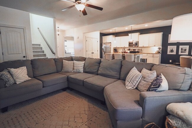 Building Photo - Spacious 4 Bedroom, Pet Friendly with Fenced In Backyard, Mimosa Bay Community Amenities