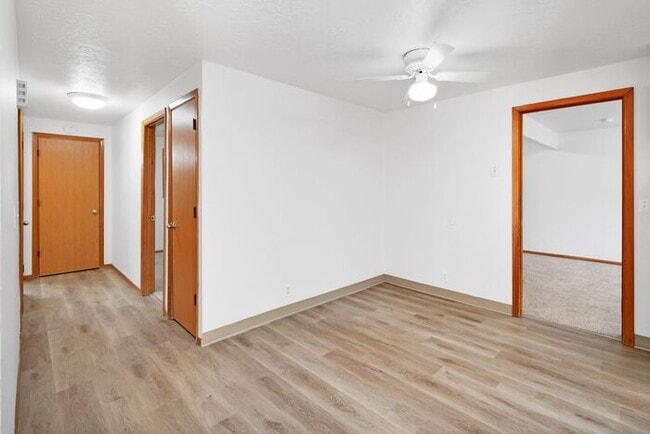 Building Photo - Spacious 3 bedroom 1.5 bath townhome Hillsboro!