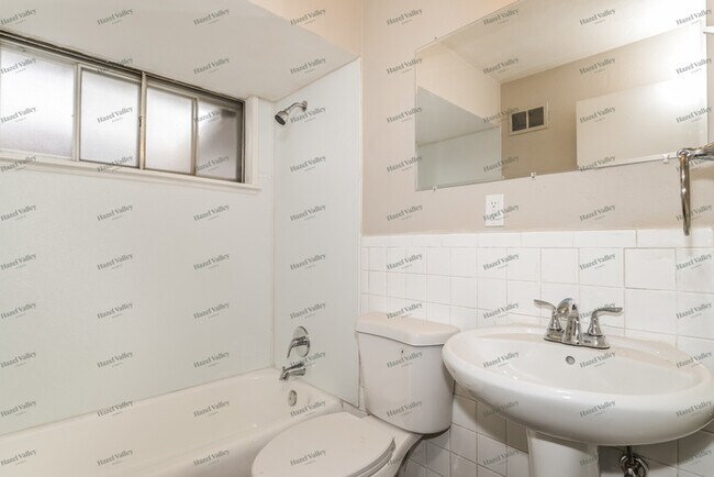 Building Photo - 1223 Lakeview Ave