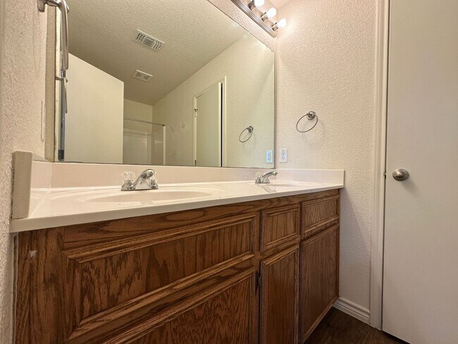 Building Photo - 901 Lasso Dr