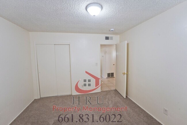 Building Photo - SW Bakersfield 3 bed/2bath