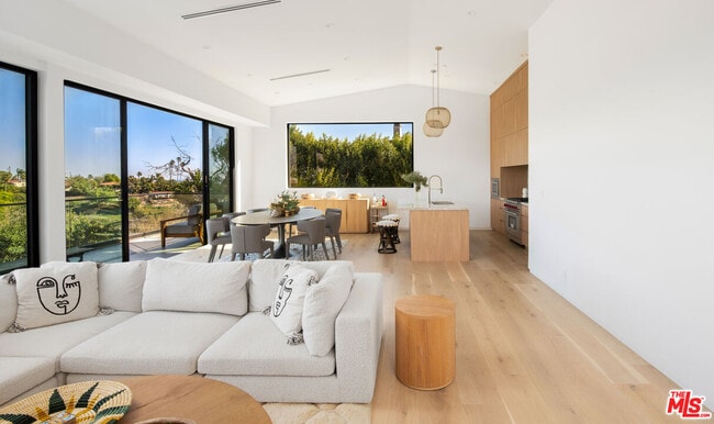 Building Photo - 6656 Dume Dr