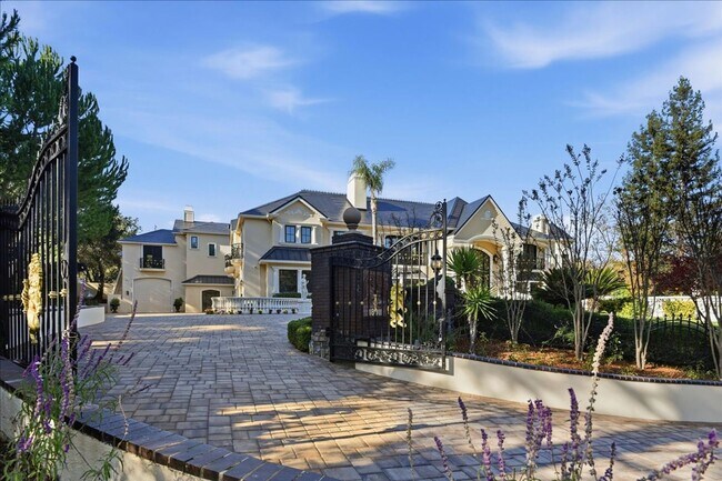Building Photo - Luxury 10 Bedrooms, 9 Bathroom Estate for Lease in Los Gatos