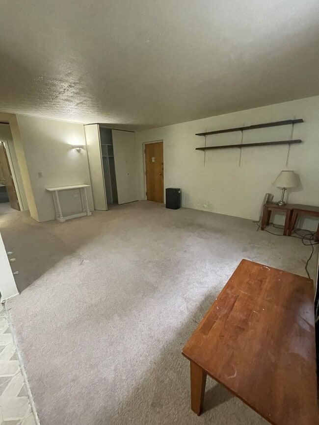Interior Photo - 526 Linden St