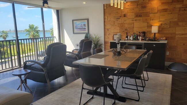 Building Photo - Beautifully renovated 2/2 condo downtown Sarasota with view of Bay!