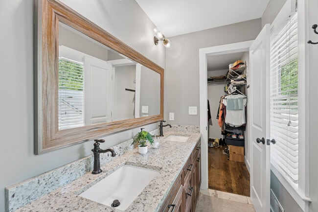 Building Photo - 4097 Longview Dr