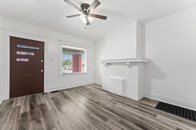 Building Photo - Welcome home to this Westend Beauty!