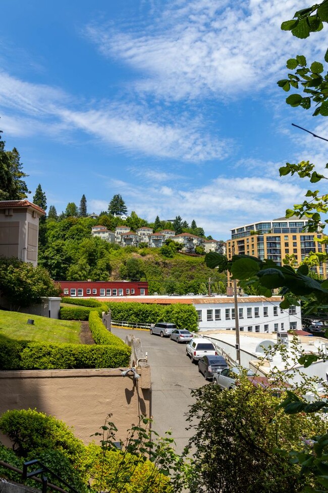 Building Photo - 1 Bedroom close to SW! Pets Ok! Walking di...