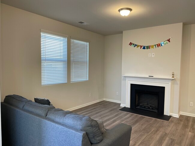 Building Photo - Shaje-11020Chalkbark